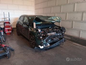 KIA SPORTAGE VERDE INCIDENTATA