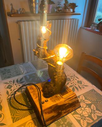 Lampada da tavolo realizzata a mano