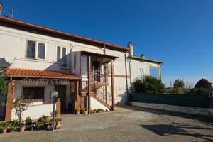 Casa semi-indipendente 270 mq con corte di 1500mq