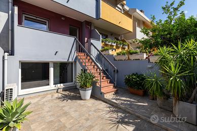 Villetta a schiera quadrilivelli con cortile