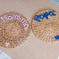 2 TOVAGLIETTE IN RATTAN CON RICAMO