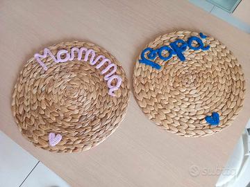 2 TOVAGLIETTE IN RATTAN CON RICAMO