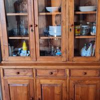 Credenza in legno con piattaia