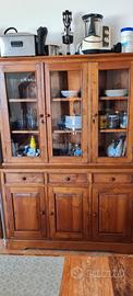 Credenza in legno con piattaia
