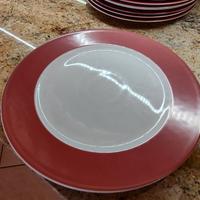 55 sotto piatti rossi e bianchi