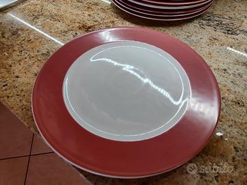 55 sotto piatti rossi e bianchi