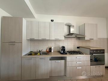 Cucina completa con elettrodomestici Indesit