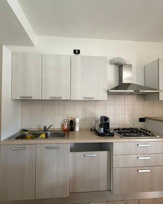 Cucina completa con elettrodomestici Indesit