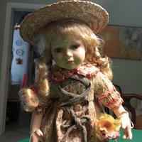 bambola in ceramica con cappello di paglia 
