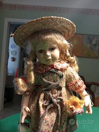 bambola in ceramica con cappello di paglia 