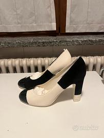 Scarpa bicolore Chanel con tacco alto