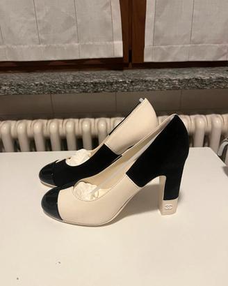 Scarpa bicolore Chanel con tacco alto