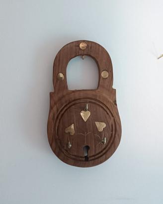 Portachiavi rustico in legno lavorato a mano
