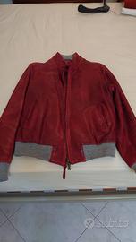 Giubbino in pelle rossa.