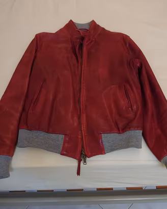 Giubbino in pelle rossa.