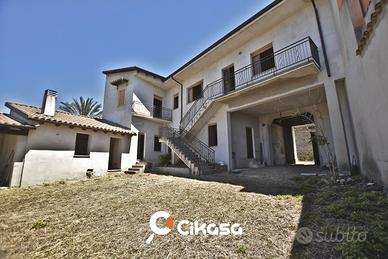 Serrenti. Villa su due livelli con ampio giardino
