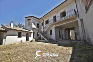 Serrenti. Villa su due livelli con ampio giardino