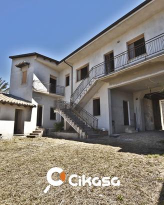 Serrenti. Villa su due livelli con ampio giardino