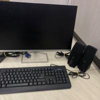 Desktop  con tastiera e casse