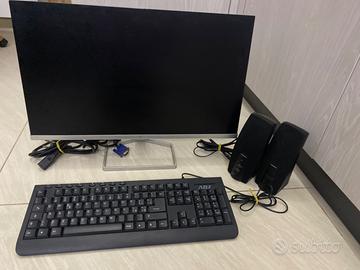 Desktop  con tastiera e casse