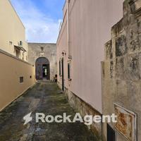 LOCALE DA RISTRUTTURARE CON ANNESSO TERRENO EDIFIC