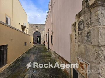 LOCALE DA RISTRUTTURARE CON ANNESSO TERRENO EDIFIC