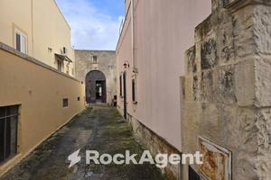 LOCALE DA RISTRUTTURARE CON ANNESSO TERRENO EDIFIC