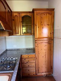 Cucina rustica con piano in granito