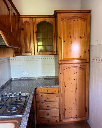 Cucina rustica con piano in granito