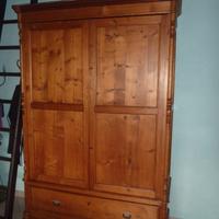 Vecchio armadio in abete massello.