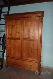 Vecchio armadio in abete massello.