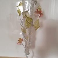 Vaso in vetro decorato su supporto in metallo