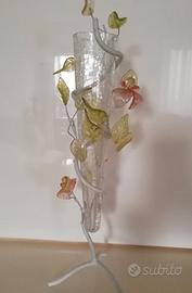Vaso in vetro decorato su supporto in metallo