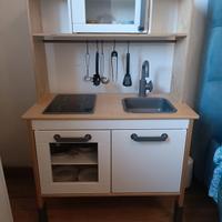 Cucina per bambini Ikea con piatti e stoviglie