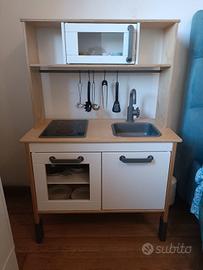 Cucina per bambini Ikea con piatti e stoviglie