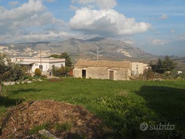 Casa con terreno e rudere