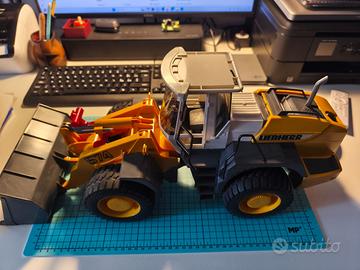 Modellino pala gommata LIEBHERR L574 1/16