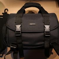 Borsa fotocamera Amazon Basic con porta treppiede