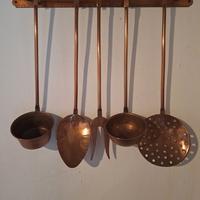 Utensili cucina in rame e supporto muro