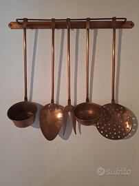 Utensili cucina in rame e supporto muro