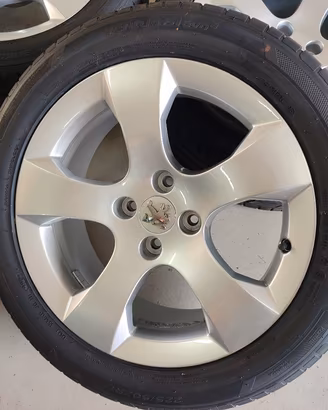 4 cerchi lega con gomme Hankook 225/50/17