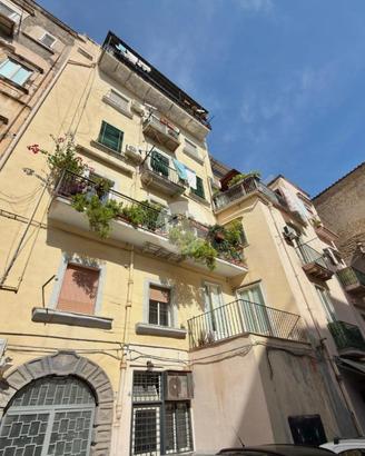 4 LOCALI A NAPOLI