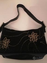 Borsetta nera con fiori dorati