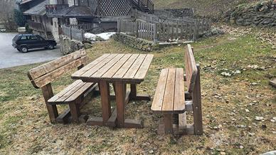 Tavolo, panche e sedie in legno da giardino