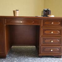 Scrivania in legno con cassetti-ufficio/studio