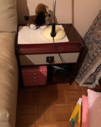 Comodino con cassetto