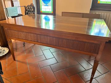 Ampia scrivania in legno