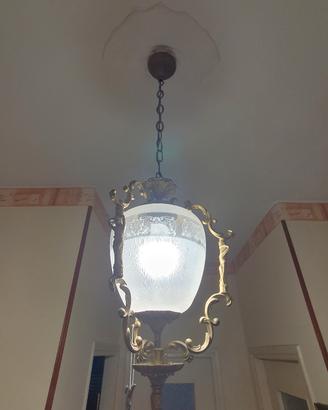 Antico lampadario in bronzo