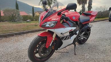 YAMAHA YZF-R1 (RN09) anno 2002