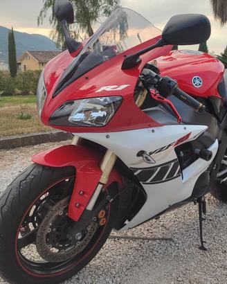 YAMAHA YZF-R1 (RN09) anno 2002
